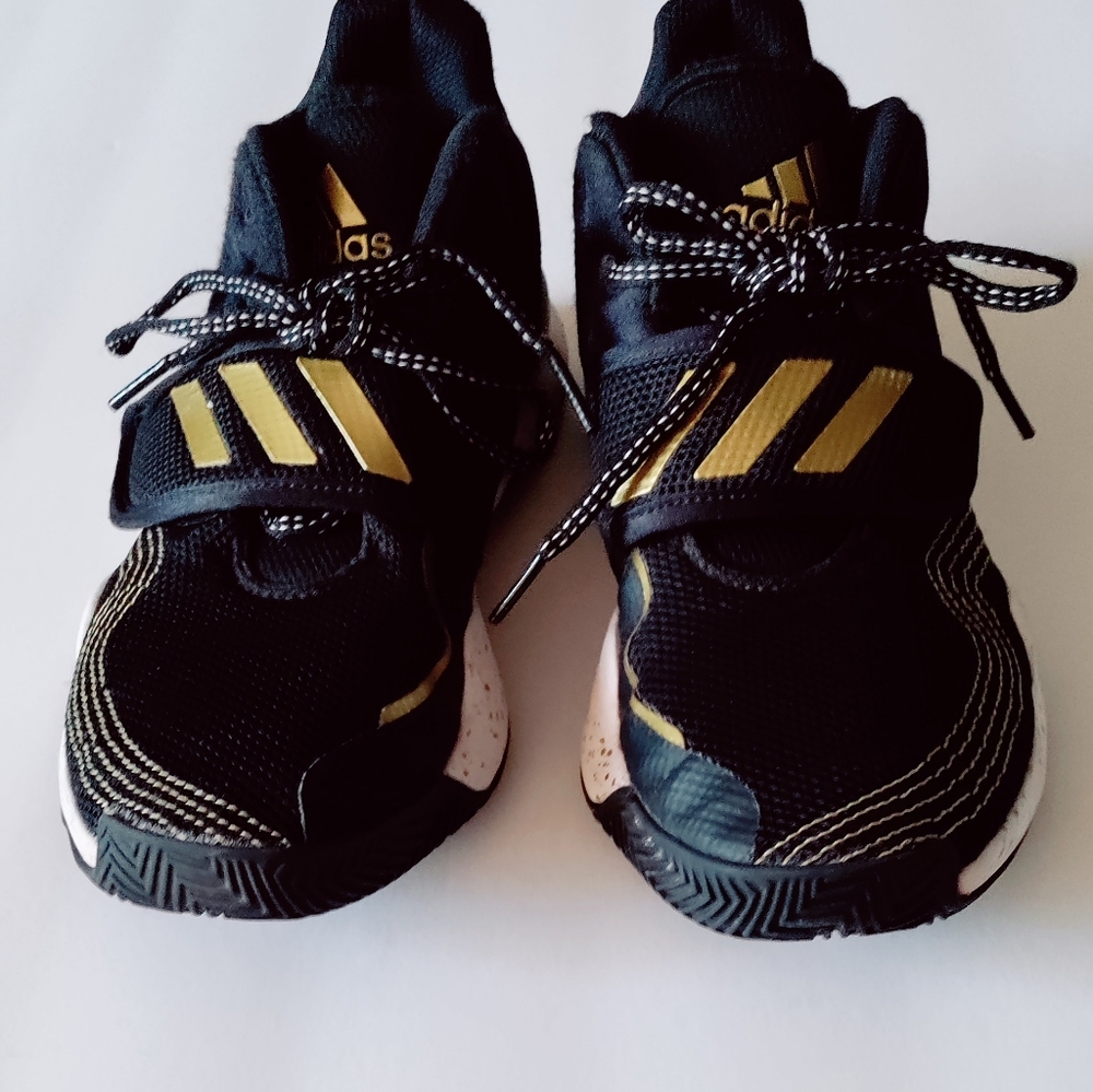 Adidas black & gold metallic deep threat child basketball shoes.  Great conditio